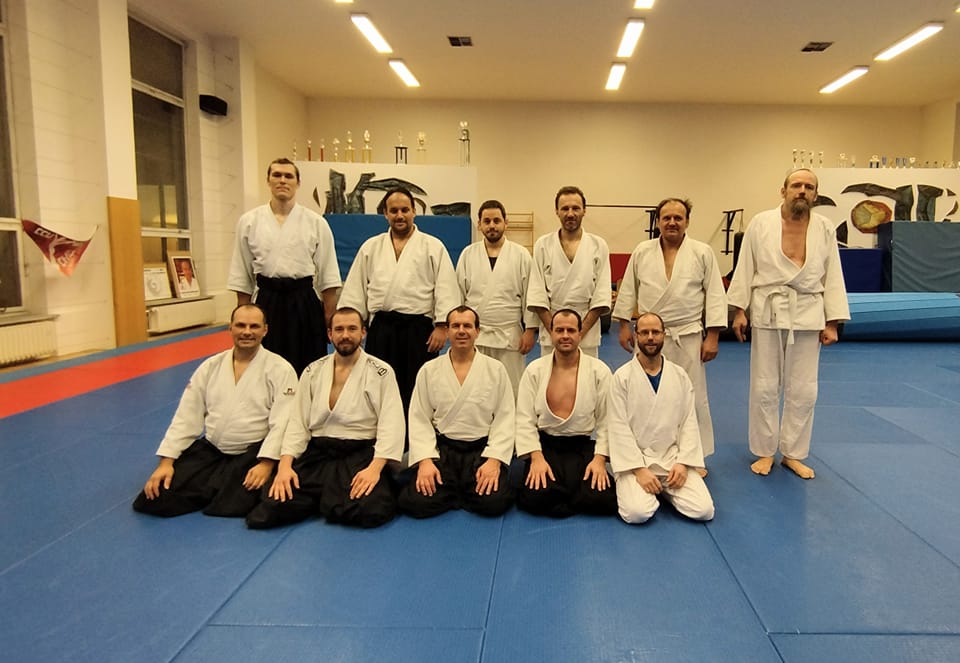 Svámí Gyaneshwarpuri na tréninku aikido.